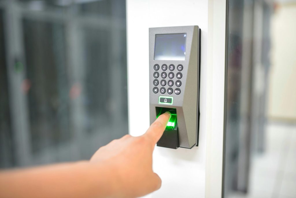 Une personne utilise un lecteur d'empreintes digitales pour accéder en toute sécurité à un espace de travail professionnel.