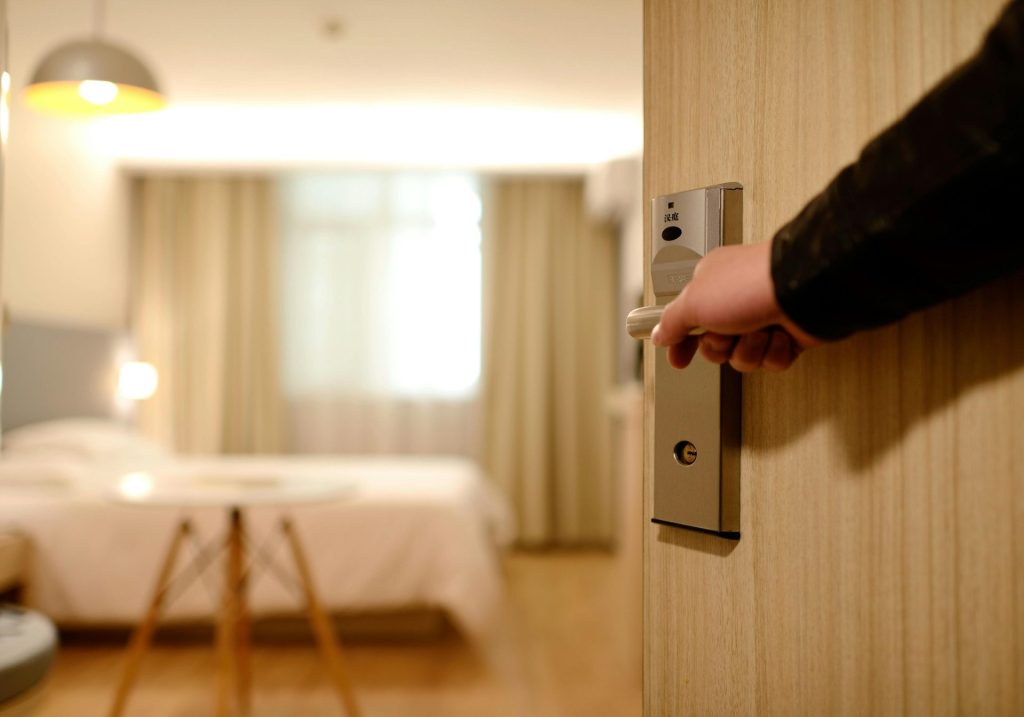 Un hall d'entrée de chambre d'hôtel baigné d'une lumière douce, offrant aux clients un cadre à la fois luxueux et confortable.